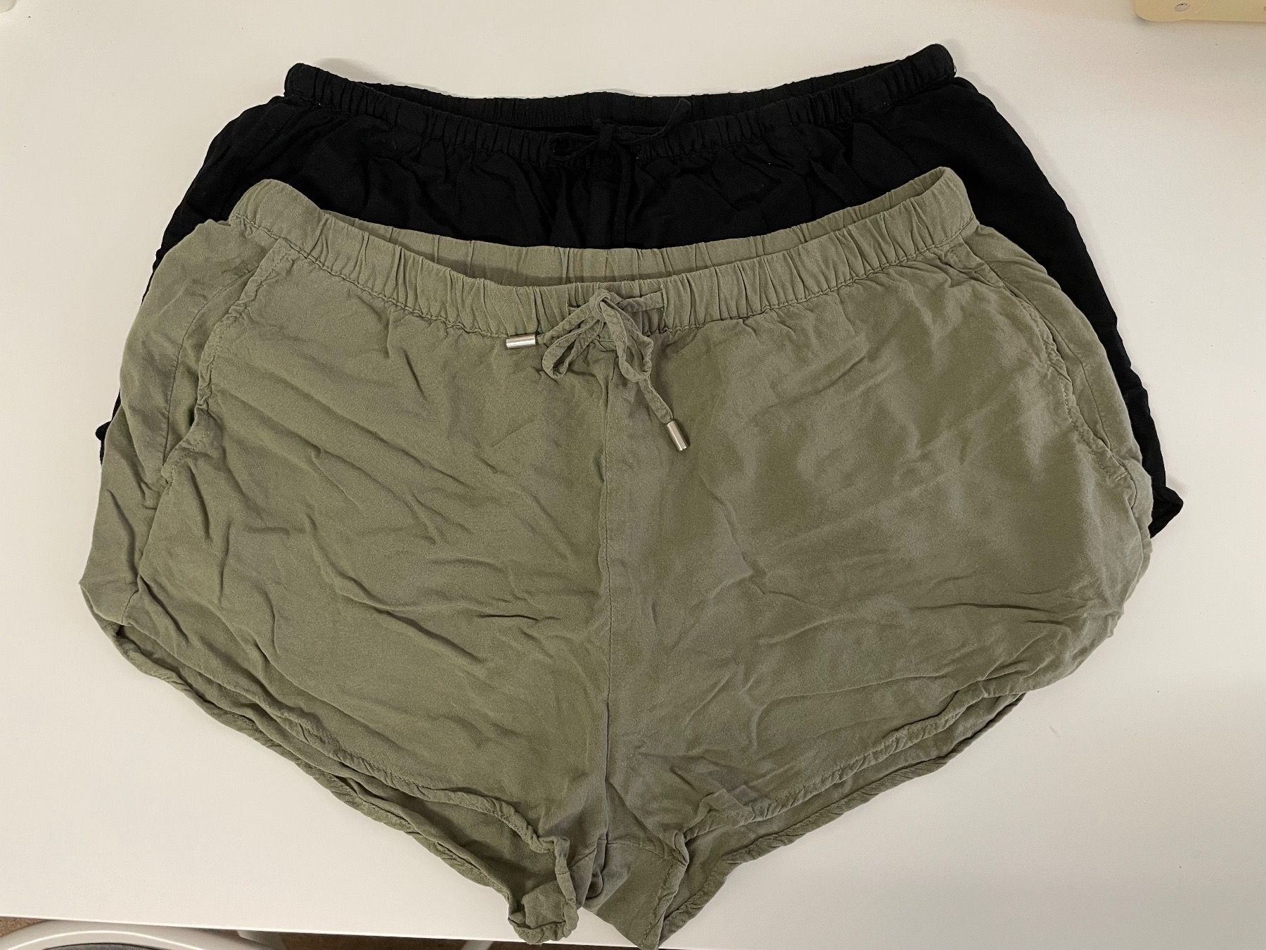 H&M Pantaloni: H&M Shorts 2 Stück – Usato da Basel venduto da Robyn20