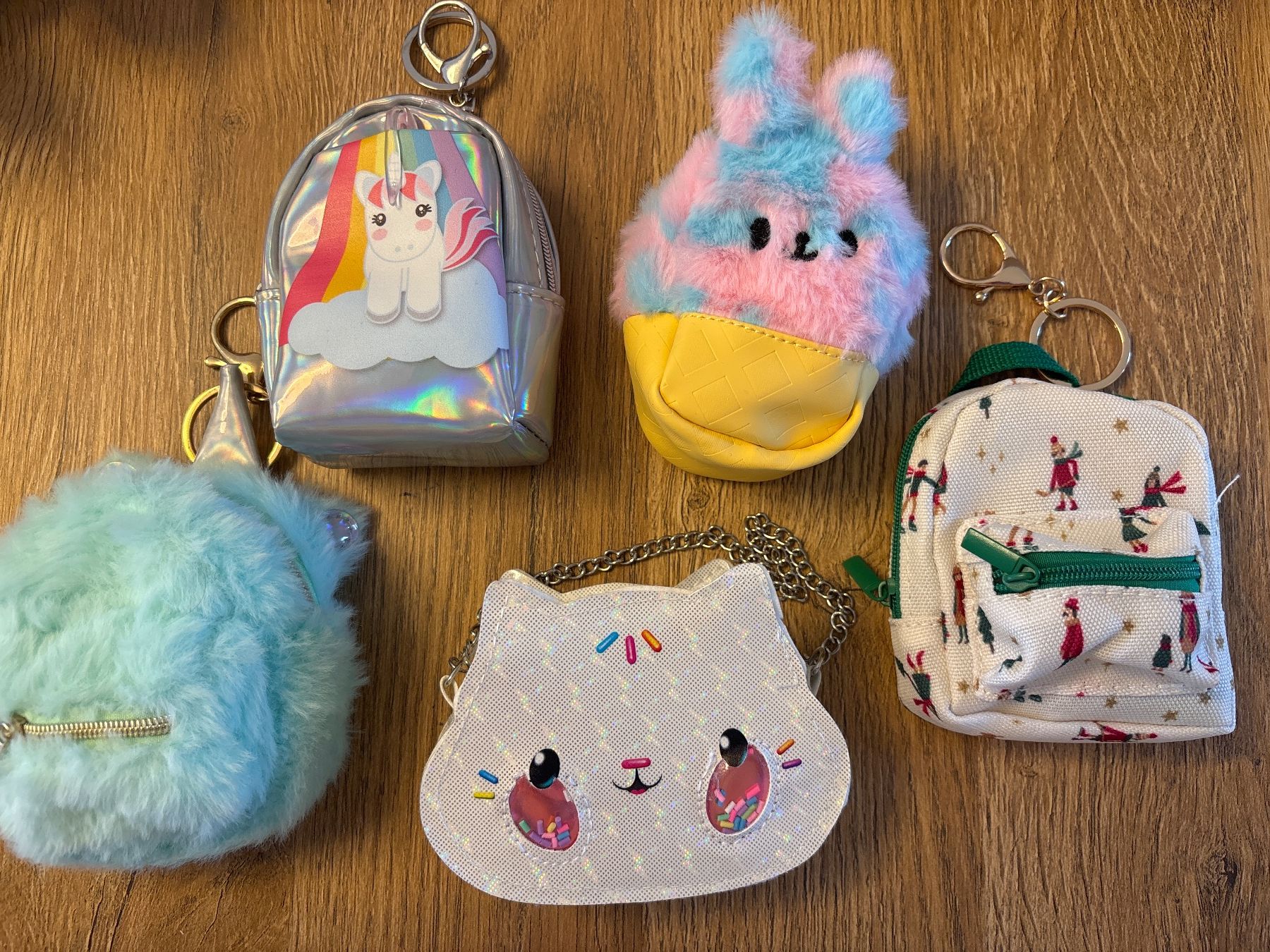 Portachiavi: Mini Anhänger Rucksack mit inhalt – Usato da Bülach venduto da ter_6jf8