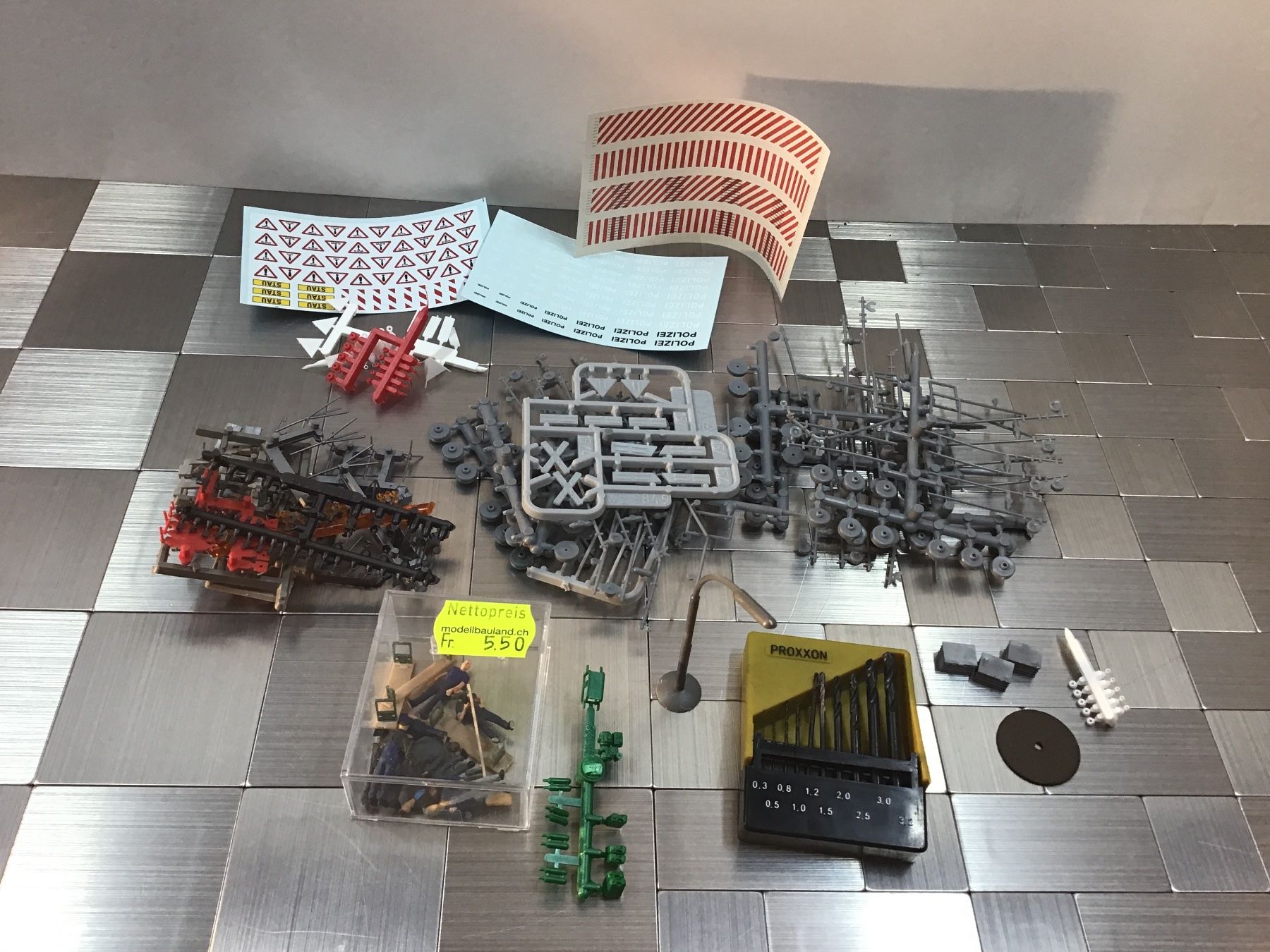 Modellini d'auto: POLICEI MATERIJAL – Usato da Männedorf venduto da Spezial-Modelle