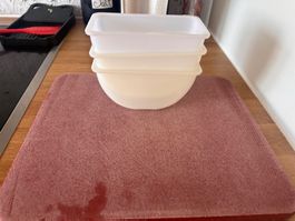Gekochtes Fleischschneidebrett mit Mise en Place-Tabletts