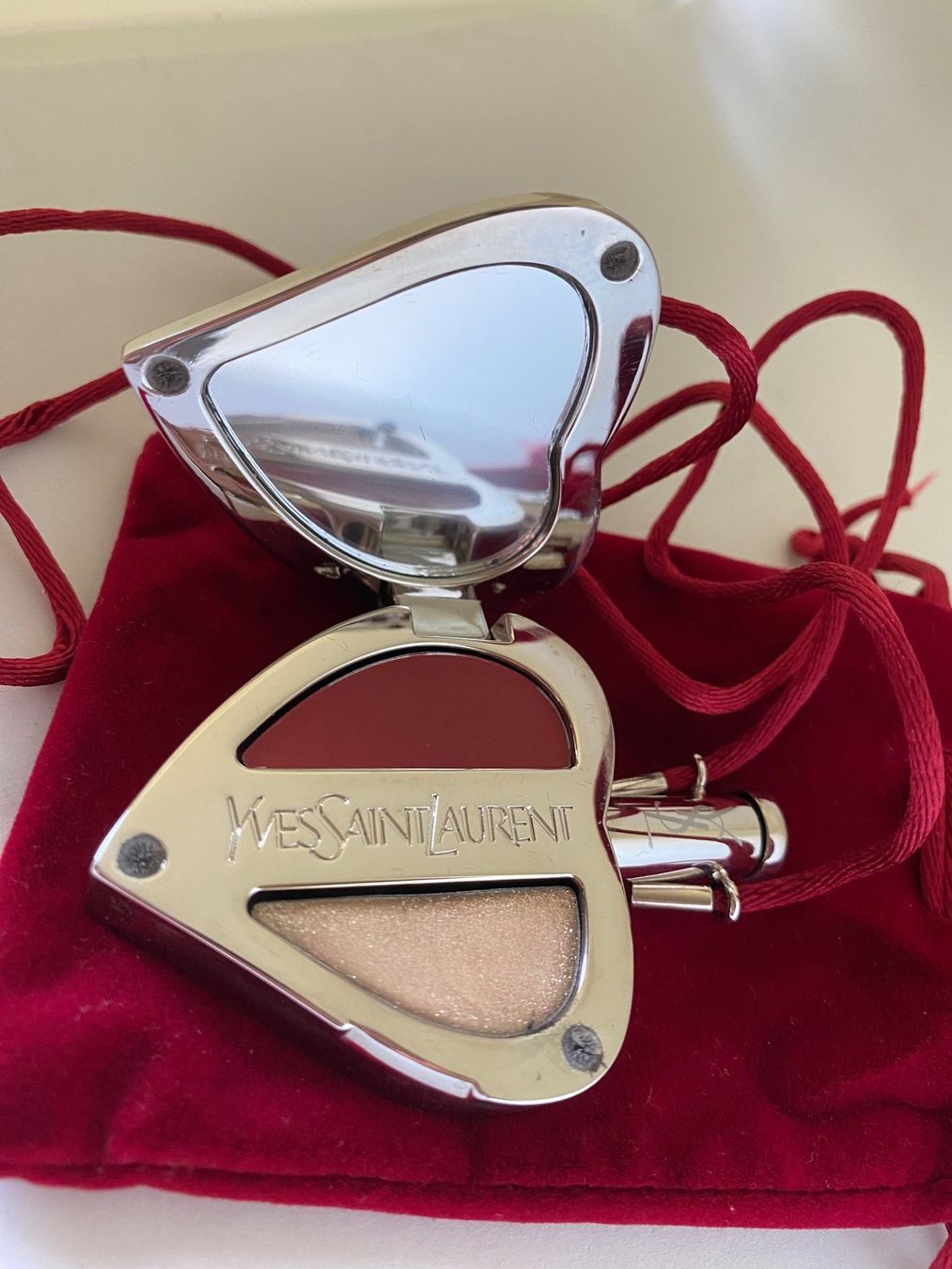 Saint Laurent Catenine: Collier avec miroir et gloss YSL – Nuovo (secondo la descrizione) da Bouveret venduto da wes_7zll