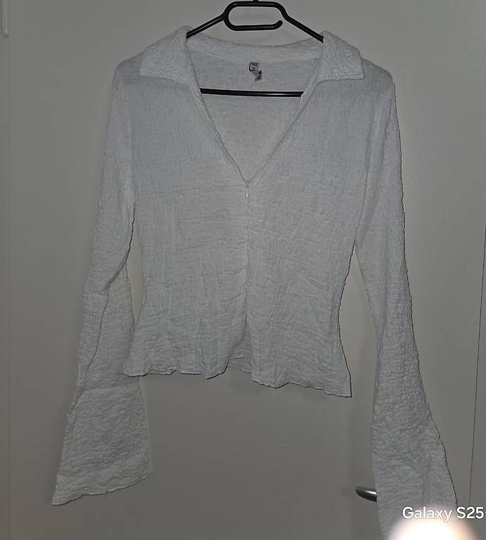 Blusen: Bluse mit V- Ausschnitt  – Neu und originalverpackt aus St. Gallen von ruz_t5lk