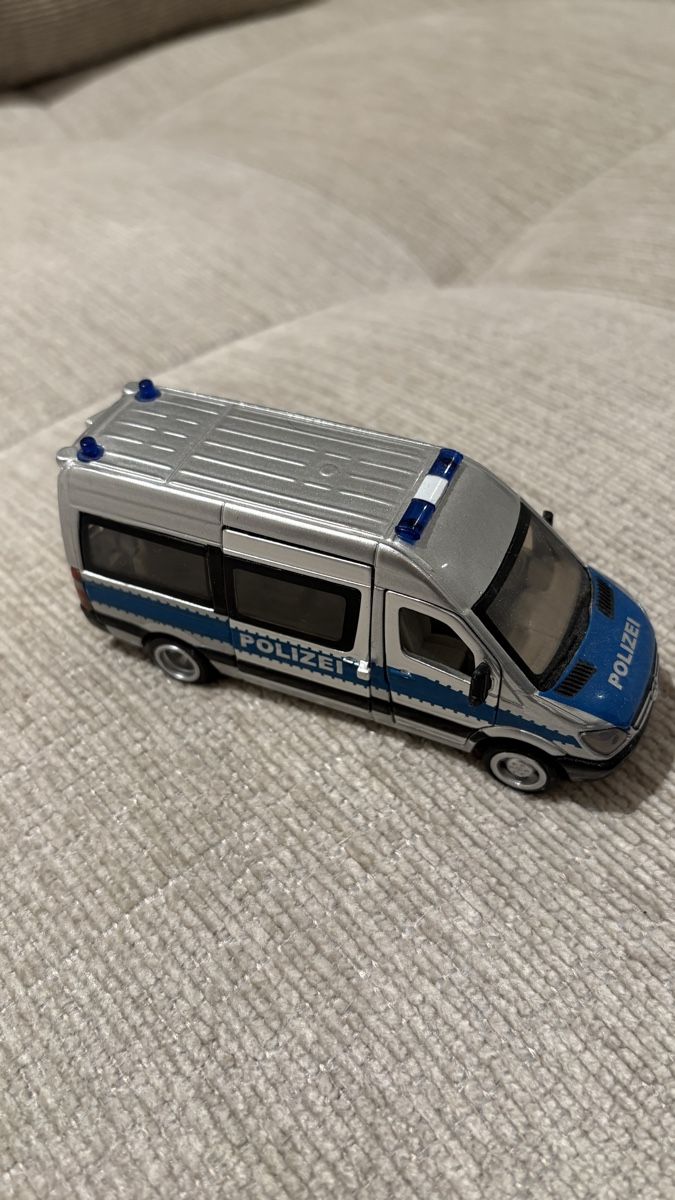 Mercedes-Benz Modellini d'auto: Mercedes Sprinter Polizei Modellauto silber – Usato da Zürich venduto da alivasalli
