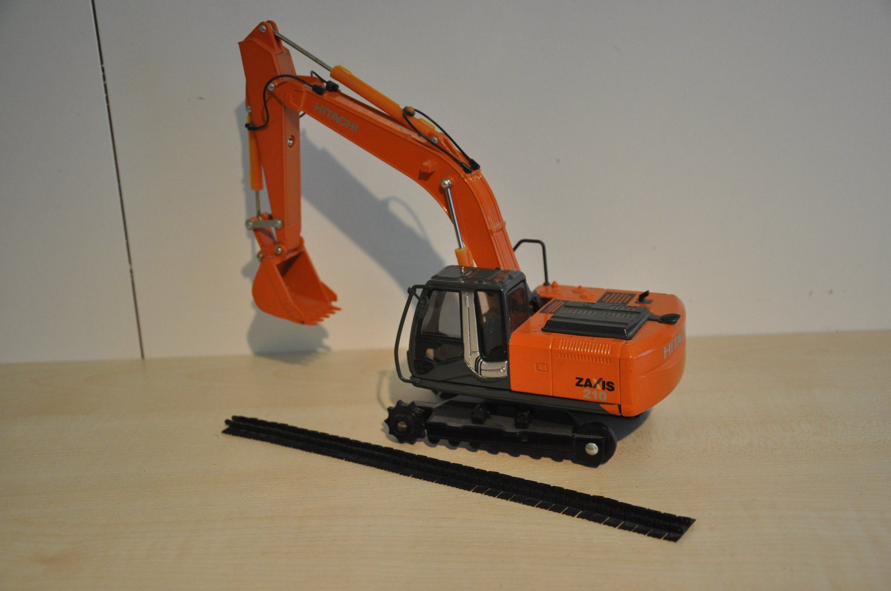Modellbausätze & Standmodelle: HITACHI ZX 210 Raupenbagger – Defekt aus Mitlödi von worker04 1