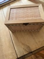 Boîte en bois avec marqueterie et tressage