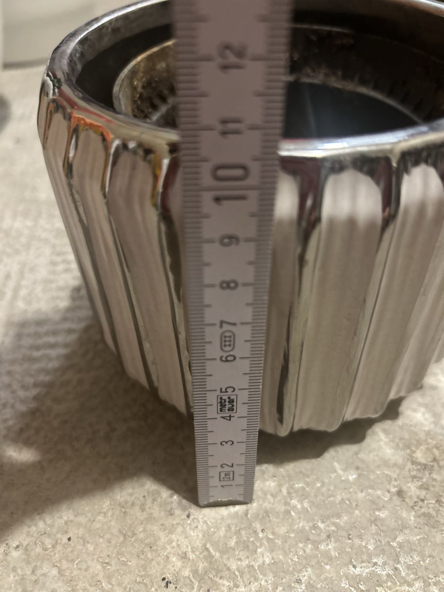 Vasi per fiori: Cache-pot en céramique rayé blanc et argent  – Usato da St-Prex venduto da mar_f6t6 1