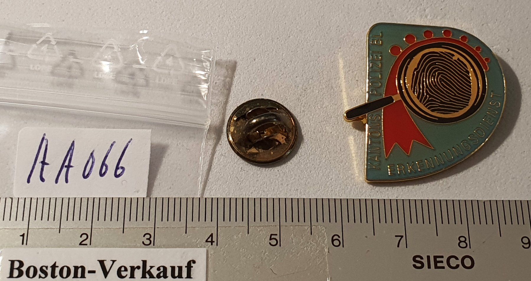 Plaketten & Abzeichen: AA066 - Pin Kantons Polizei Baselland Erkennungsdienst – Gebraucht aus Reinach BL von Boston-Verkauf 1