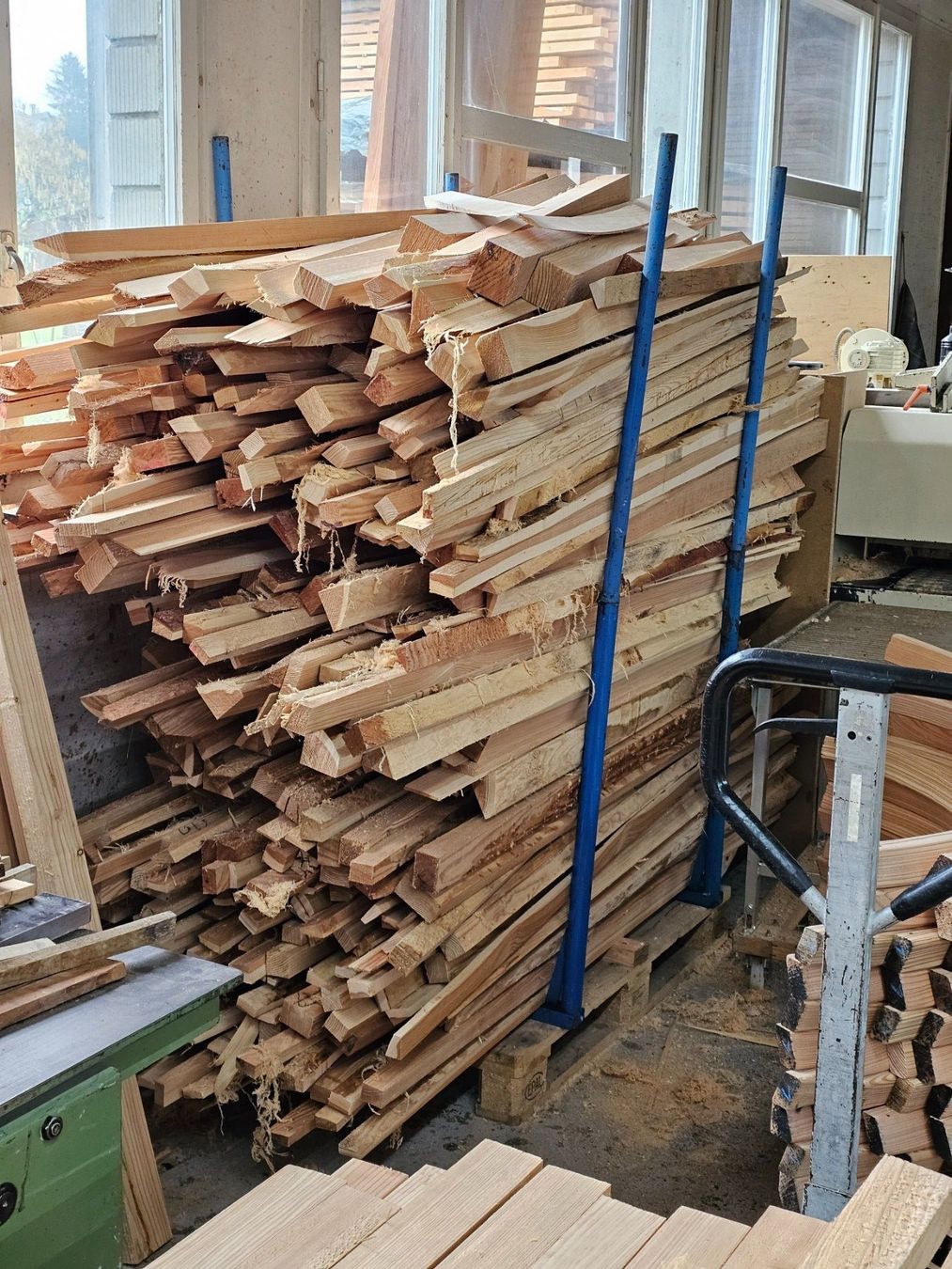 Articoli in legno: Abschnitte Holz zum Heizen oder Basteln, sofort verfügbar – Usato da Sulgen venduto da E_Dreier