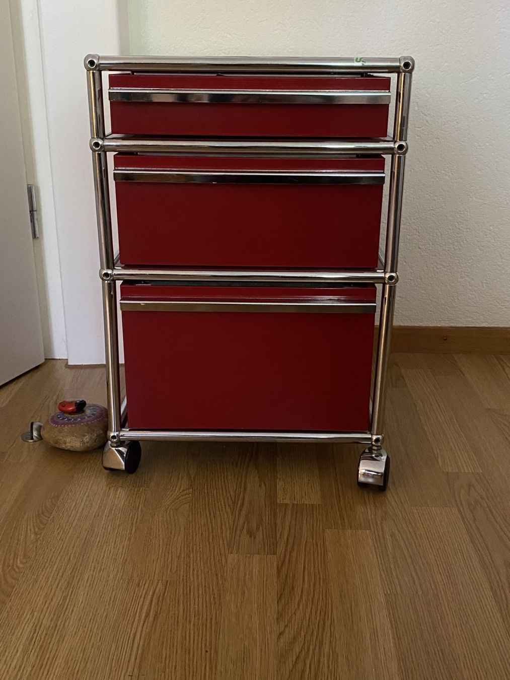 USM Banconi: USM Rollkorpus rubinrot mit 3 Schubladen – Usato da Liebefeld venduto da Cor-1