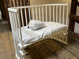 Baby-Beistellbett weiss mit Matratze