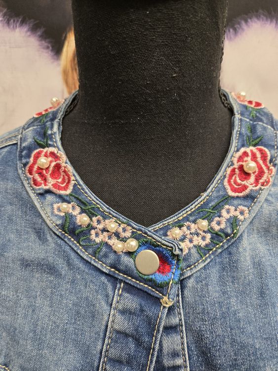 Giacche: Jeansjacke Damen Grösse S mit Perlen bestickt – Usato da Rheinsulz venduto da Dred 1
