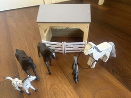3 Schleichpferde, 1 Playmobil und 1 Stall