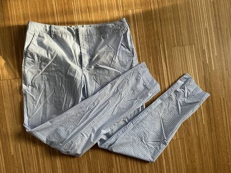 Leichte blau-weiße Sommer Chino