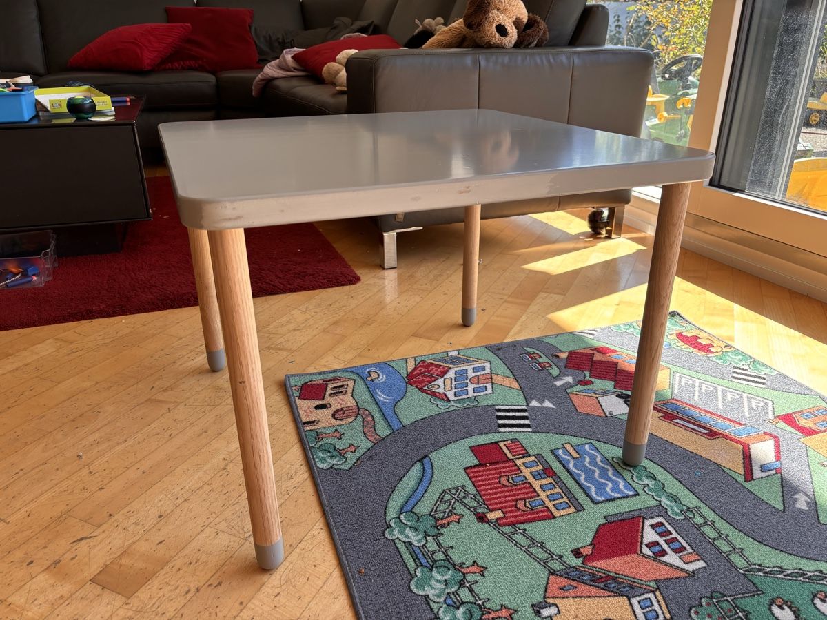 Tische: FLEXA Kindertisch grau mit Holzbeinen – Gebraucht aus Bassersdorf von Andre_g1 5