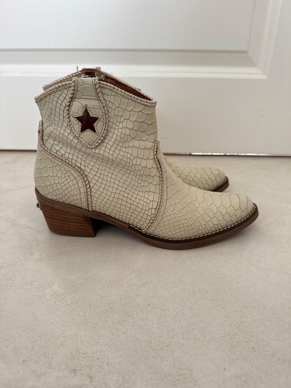 Damenschuhe: Belles bottines en cuir crème Nemonic – Gebraucht aus giffers von sev_c9x9 2