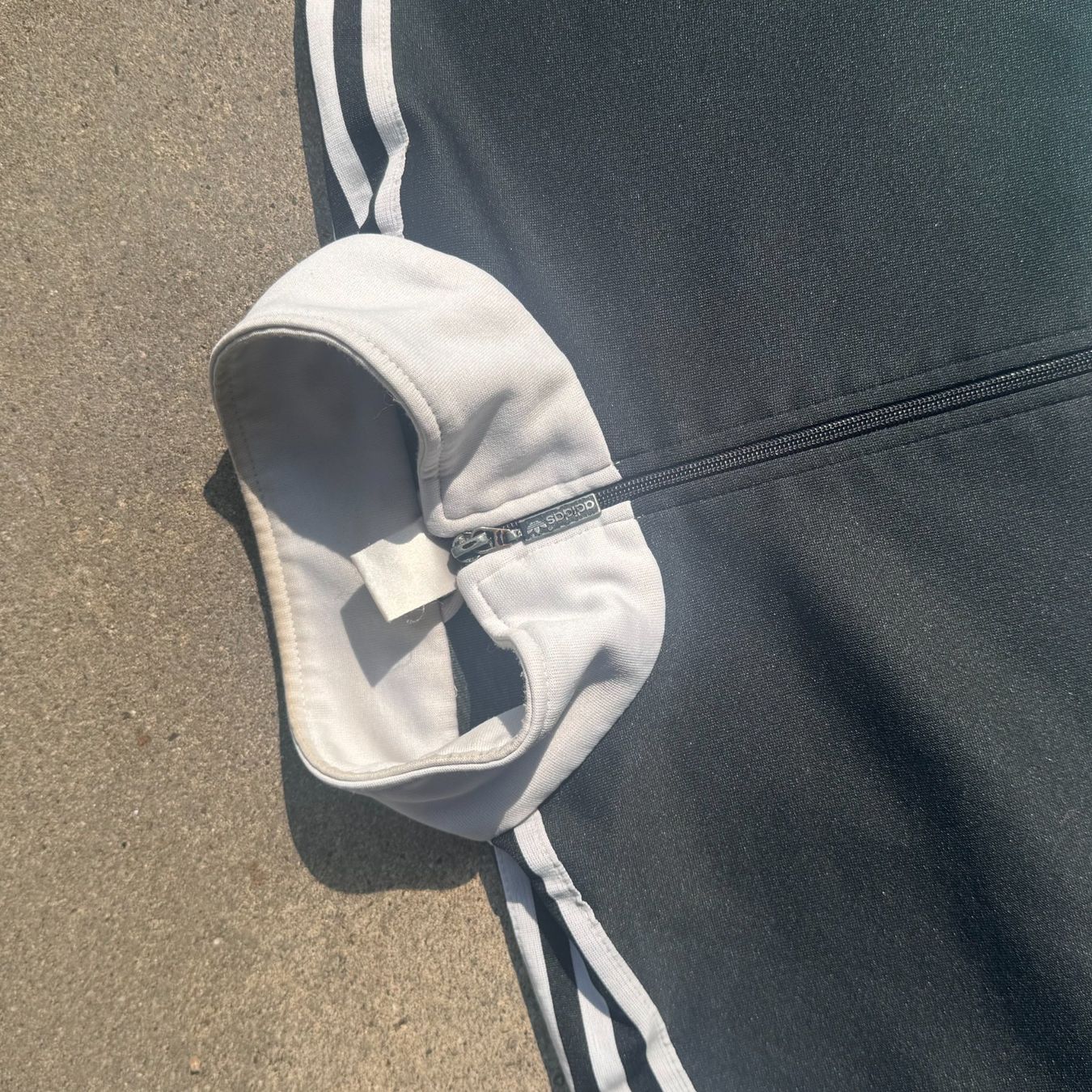 Adidas Vestes: Adidas vintage block black track jacket – D'occasion à St. Gallen par sourced_limited 2