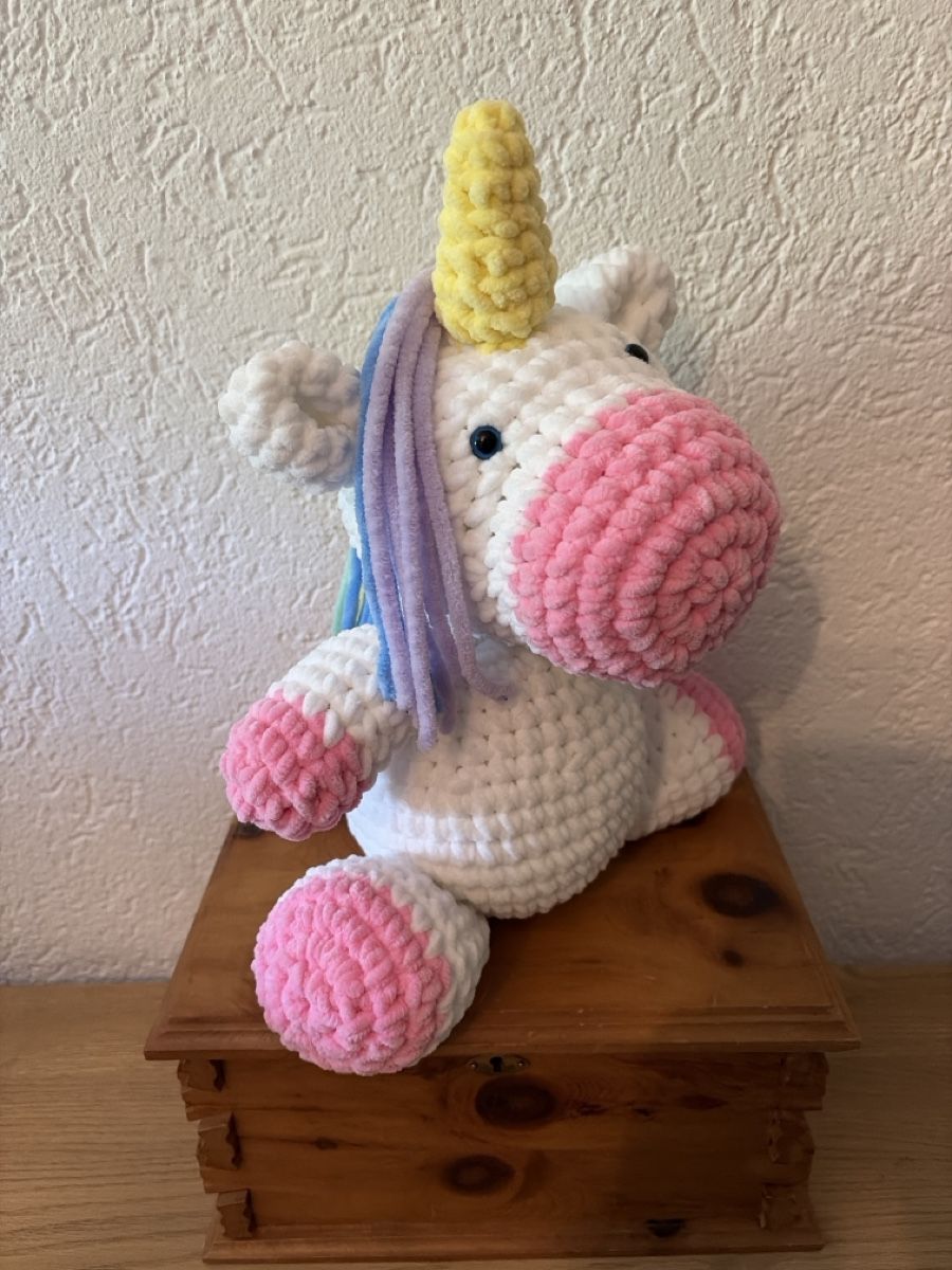 Giocattoli: Selbstgehäkeltes Einhorn aus Chenille- Wolle – Nuovo e nell'imballaggio originale da Lützelflüh-Goldb venduto da Caprari 3