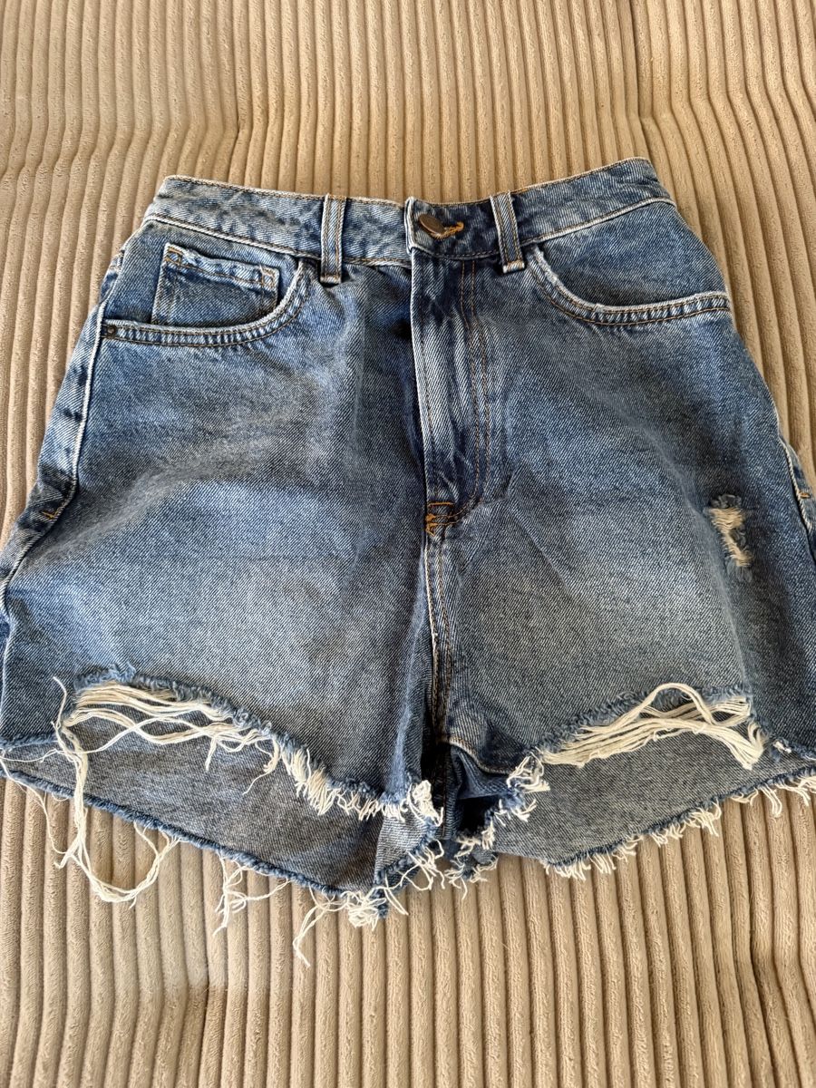 Pantaloni: neuwertige Shorts Grösse 38 – Nuovo (secondo la descrizione) da Recherswil venduto da luca_v