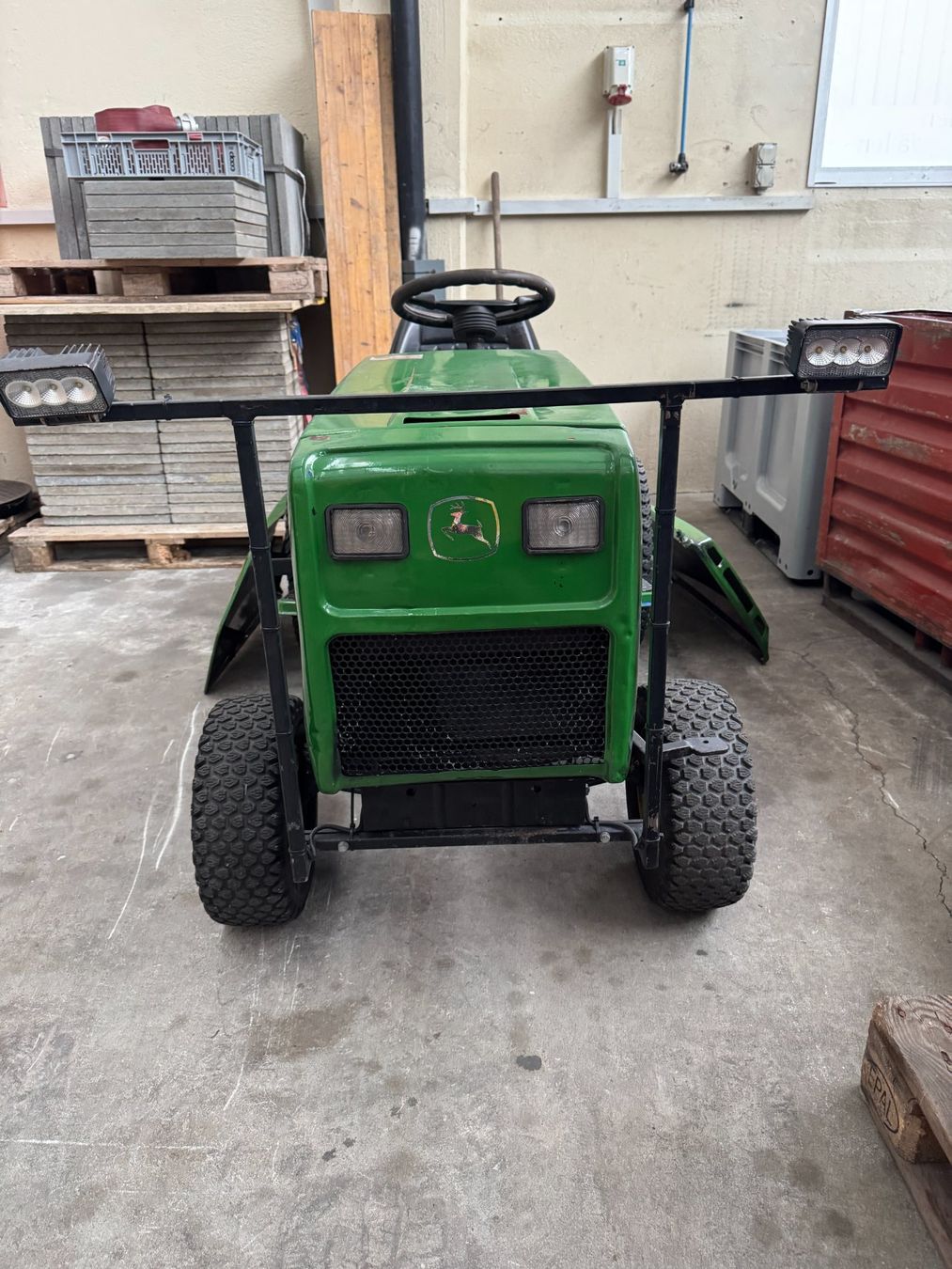 Tutte le macchine: Rasentraktor John Deere mit Hydraulischem Schneepflug – Difettoso da Gunzgen venduto da AmGuTe 2