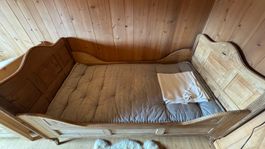 Antikes Bauernbett von 1919 – handgeschnitzt, guter Zustand
