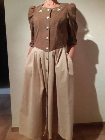 Volklorekleid. TWINT vorhanden.