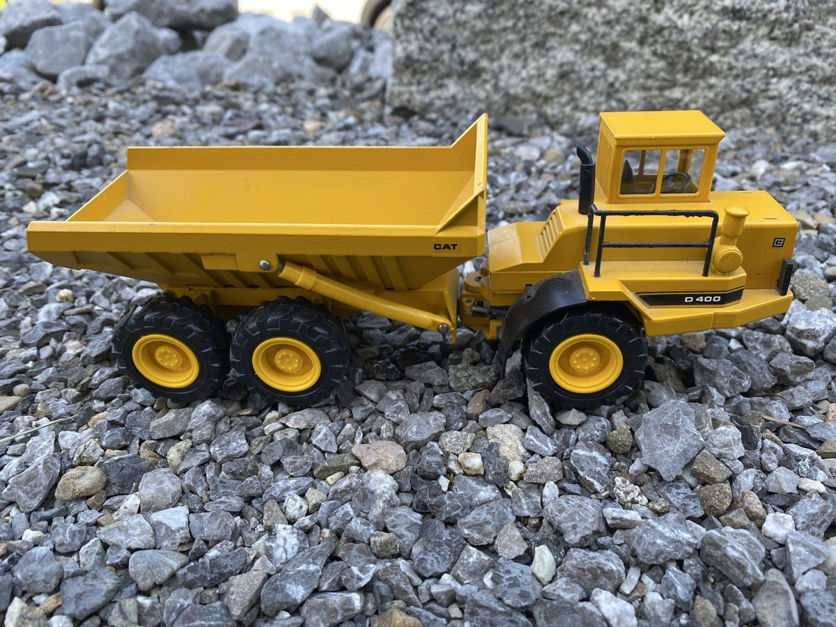Caterpillar Kit di modellismo & Modellini statici: Modell Caterpillar D400, Masstab 1:50 – Usato da Arch venduto da UrsusC46 1
