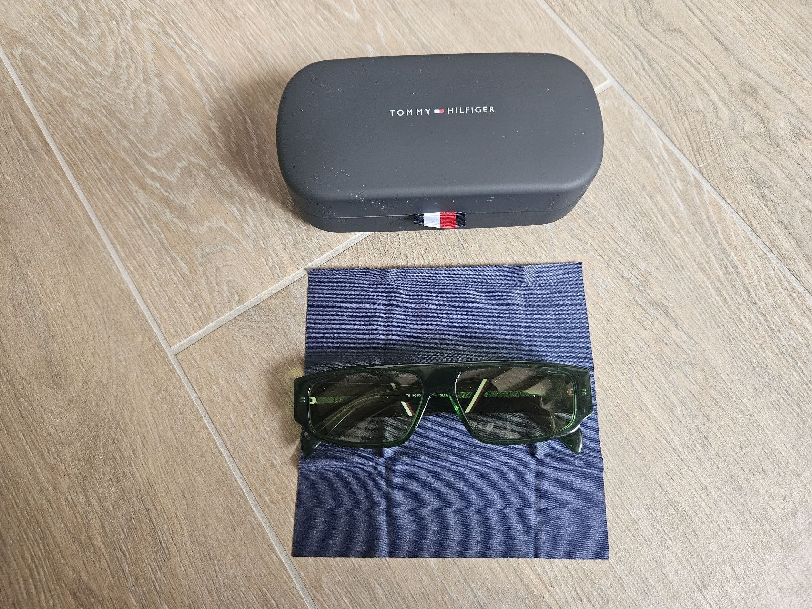 Tommy Hilfiger Occhiali & Lenti: Lunettes de soleil TOMMY HILFIGER – Usato da Arveyes venduto da sape.online