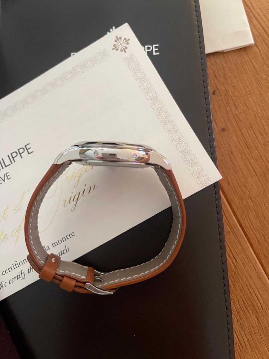 Patek Philippe Orologi: Patek Philippe Calatrava 5212A NEW – Nuovo e nell'imballaggio originale da Gossau SG venduto da DeRiE 2