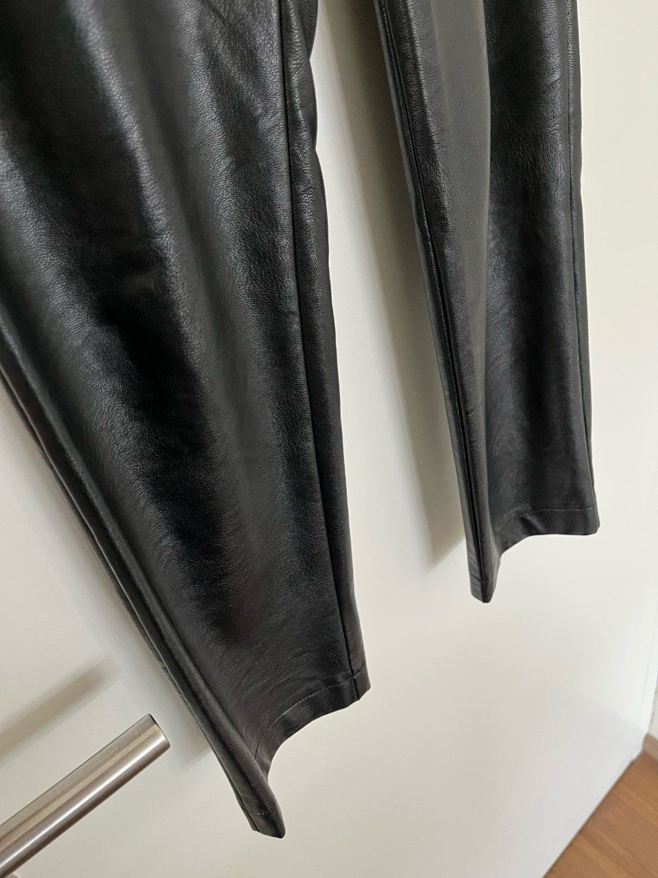 Pantaloni: Hose in Lederoptik mit Gürtel Gr. S, Farbe schwarz – Nuovo (secondo la descrizione) da Triesen venduto da dardaleni 2