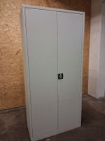 Metallschrank mit zwei Türen und Schlüssel