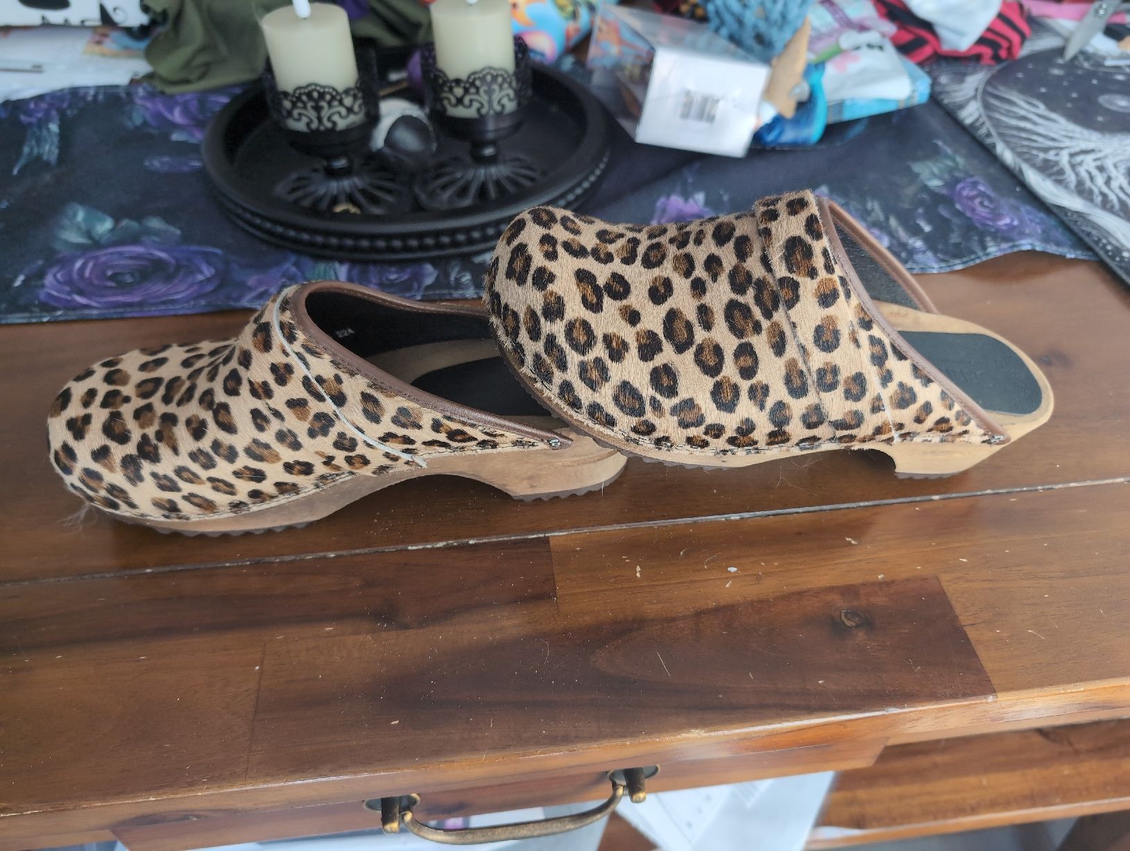 Damenschuhe: Sanita Clogs Leo-Muster Grösse 39  – Gebraucht aus Busswil BE von MissMuffin 1