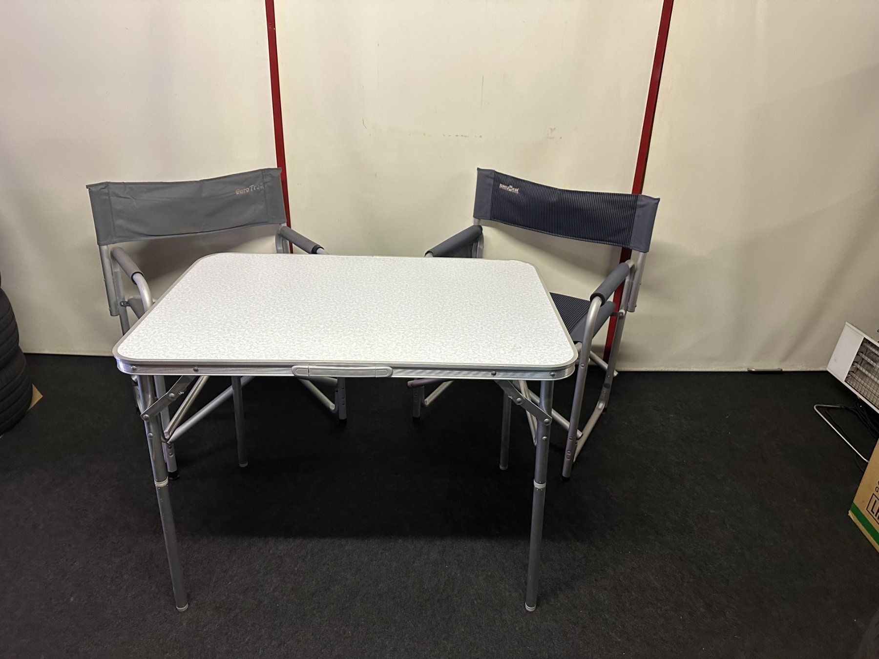 Veicoli da campeggio: Campingklapptisch mit 2 Stühlen. – Usato da Dagmersellen venduto da heyv