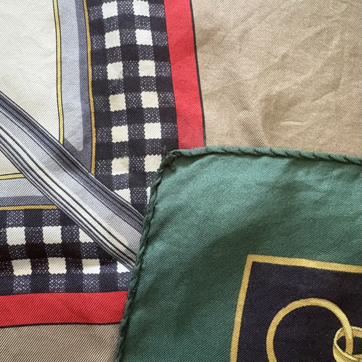 Balmain Foulard & Sciarpe: Seidentuch Pierre Balmain mit Pferde-/Jagdmotiv – Usato da Kreuzlingen venduto da sasha__ 2