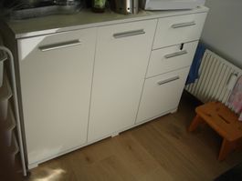 Sideboard weiss mit zwei Türen und drei Schubladen gebrauch.