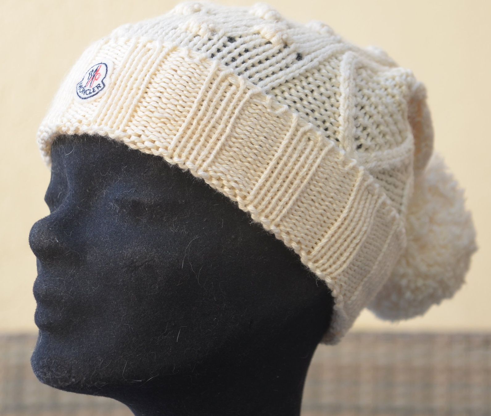 Moncler Copricapi, berretti & cappellini: Mütze Moncler bonnet – Usato da Collonges venduto da arashee 2