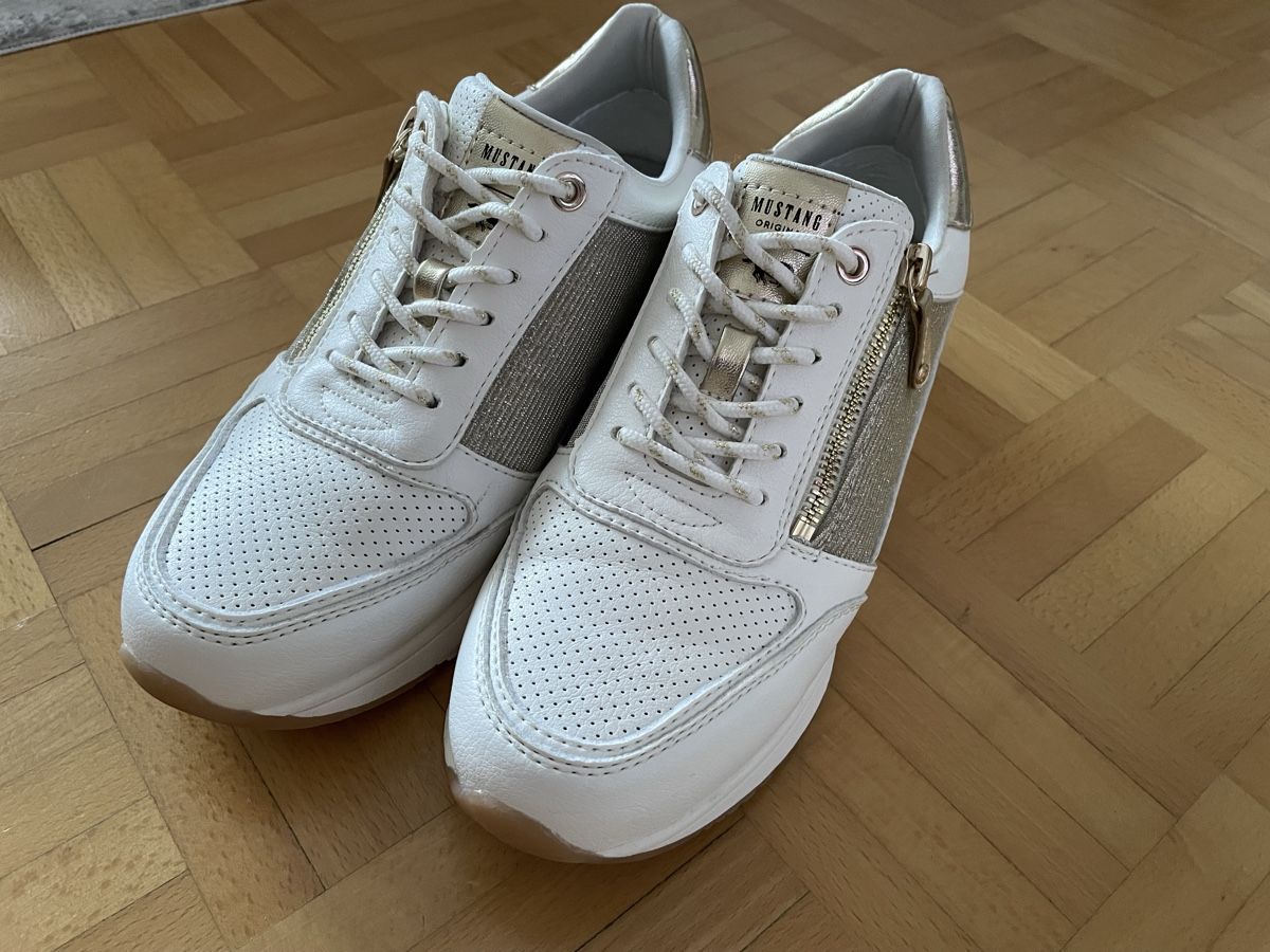 Scarpe da donna: Schicke Mustang Sneaker Weiss/Gold  – Usato da Rothenburg venduto da keny79z5 4