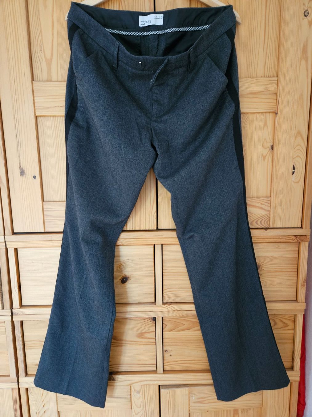 Esprit Pantaloni: Esprit Stoffhose, Grau-Schwarz, Gr. 40 – Usato da Wettingen venduto da Sk8ertomda