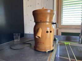 König Getreidemühle aus Holz mit Mühlsteinen