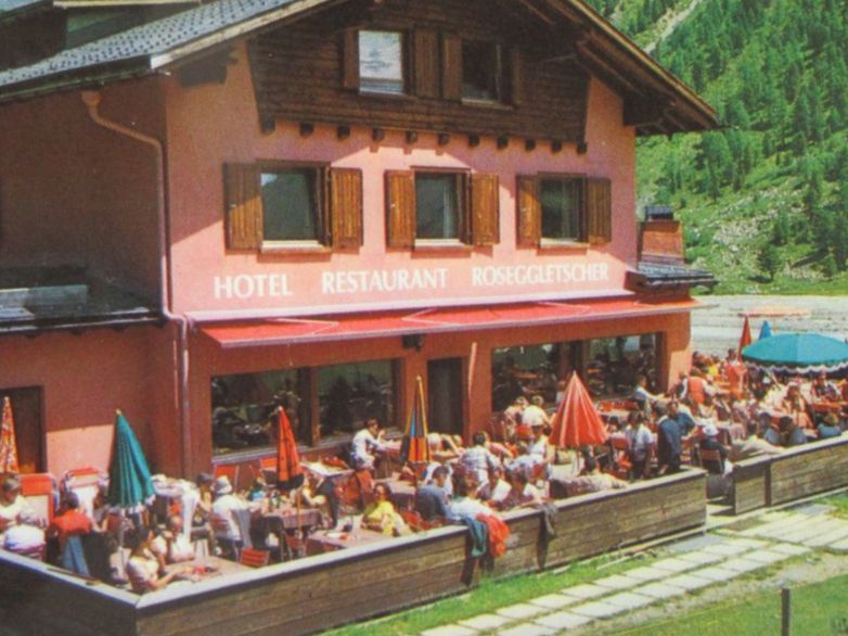 Cartoline postali: ROSEGGLETSCHER HOTEL RESTAURANT BE AK BELEBT – Usato da Ettingen venduto da Hausi4711 1