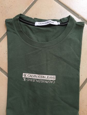 T-shirt Calvin Klein Jeans vert kaki - Taille M - État neuf