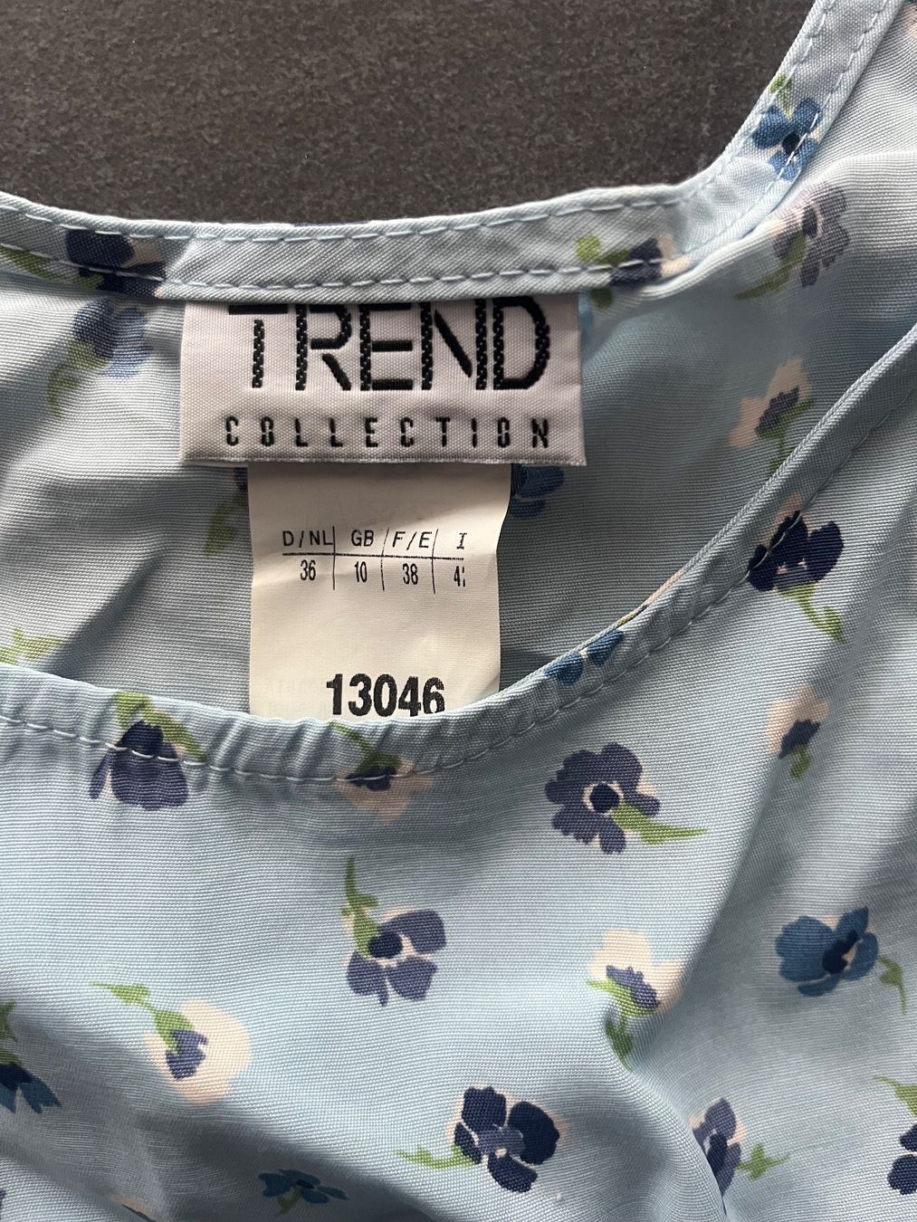 Robes: Hellblaues Sommerkleid mit Blumen - Trend Collection – Neuf (Voir description) à Wallenried par nfe_2xn6 2