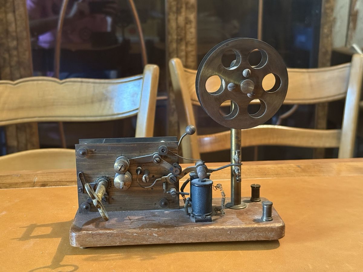 Telefoni: Ancien télégraphe en laiton – Usato da Sierre venduto da OCNL