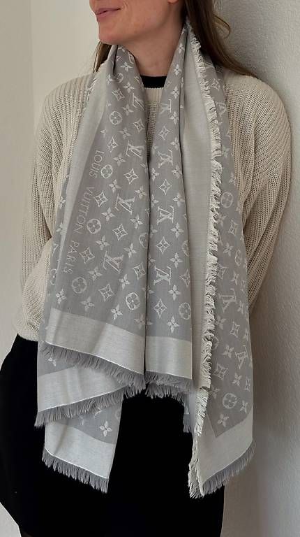 Foulard & Sciarpe: LOUIS VUITTON MONOGRAM WOOL SILK SCARF  GREY – Usato da Zürich venduto da Mike147
