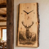 Handgefertigte Hirsch-Wanduhr aus massivem Rindenholz