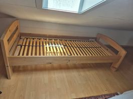 Massivholzbett 90 × 200 mit verstellbarem Lattenrost
