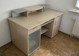Bureau en bois clair, avec grand espace de rangement