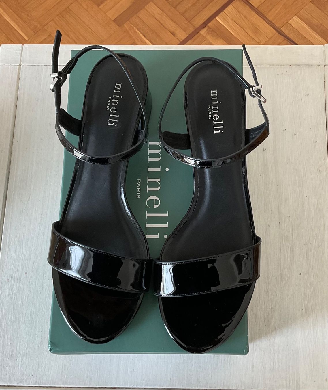 Damenschuhe: Minelli : sandales en cuir noir laqué – Neu und originalverpackt aus Corseaux von Mililaforet75 2