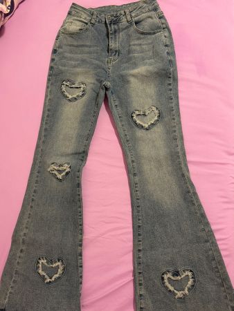 Jean évasé bleu avec motifs coeurs taille S état d'occasion