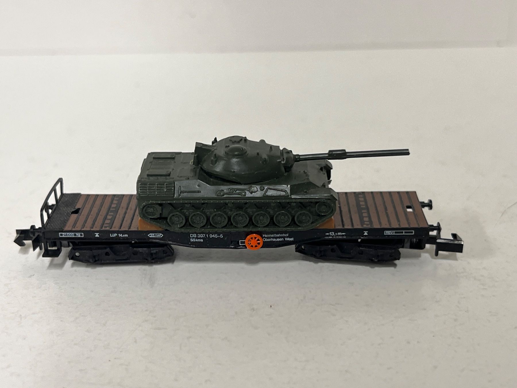 Arnold Modellini di ferrovie: Arnold Spur N Flachwagen beladen mit Panzer – Usato da Neuenhof venduto da ludovicco