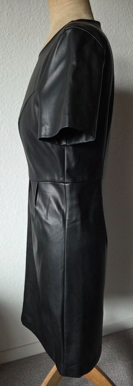 Vila Vestiti: Schwarzes Vila Kleid in Lederoptik – Usato da Zürich venduto da Stephs13 1